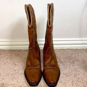 Justin brand, oil-resisting size 7 brown cowgirl boots with gold accents.
